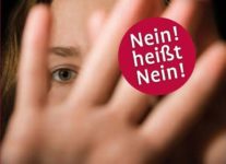 Der ritterliche Justizminister als galanter Retter schwacher Frauen