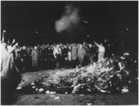 Heinrich Böll verbrennt jetzt Bücher?